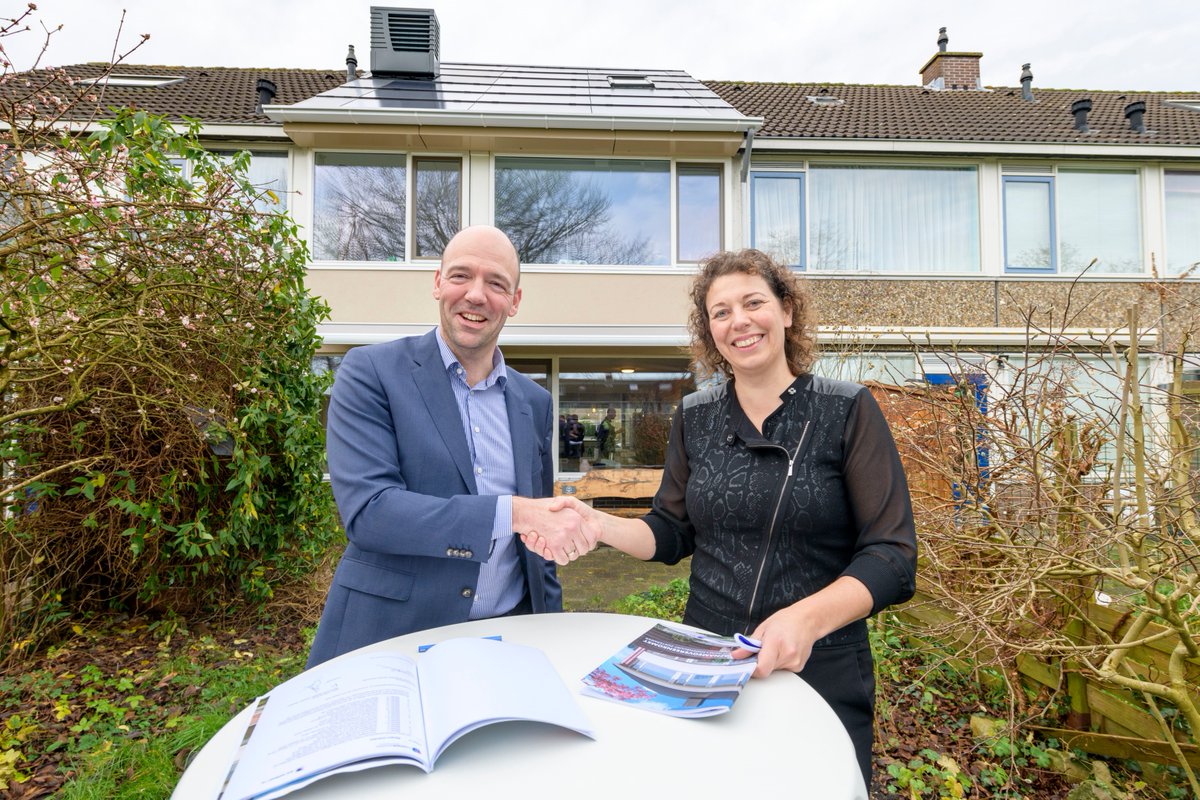 214 woningen in de Landenbuurt worden in 2020 energieneutraal. Vandaag ondertekenden we met ERA Contour het samenwerkingscontract. Met de ambitie van Zoetermeer om in 2040 alle woningen gasloos te hebben, is dit een erg mooie stap in de goede richting! bit.ly/35CPoOk