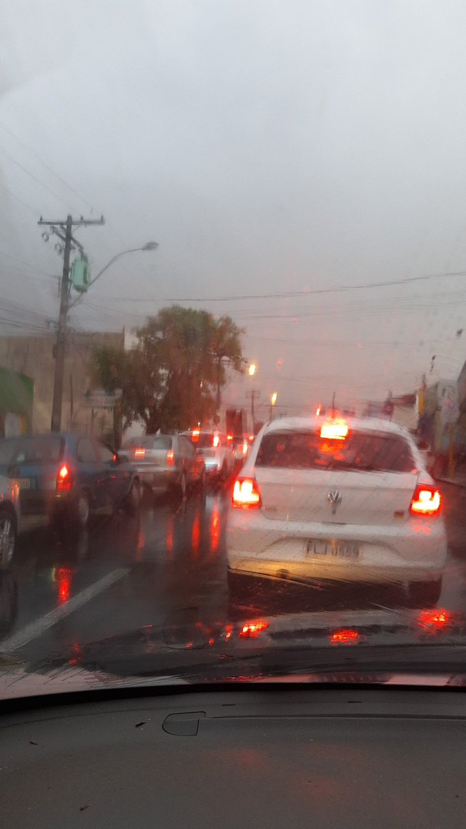 Machelos's tweet photo. Triste mas choveu em Bauru fudeu....a cidade vira mar e o serumaninho perde a pouca noção que tem. https://t.co/9DOrxz5C4g