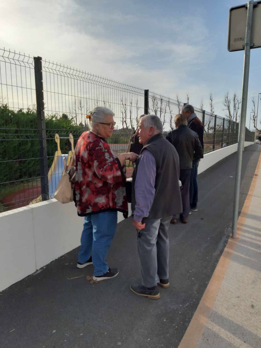 C_Masse13's tweet photo. Inquiétude des riverains rue #PierreBagarri #13013 #securiteroutiere. Avec @G_Tranchida @MASSEFLO13013 #CIQChato nous avions déjà fait mettre en place des passages piétons, aujourd’hui nous demandons à la Métropole des ralentisseurs afin de mieux les protéger https://t.co/anupQAtOg5