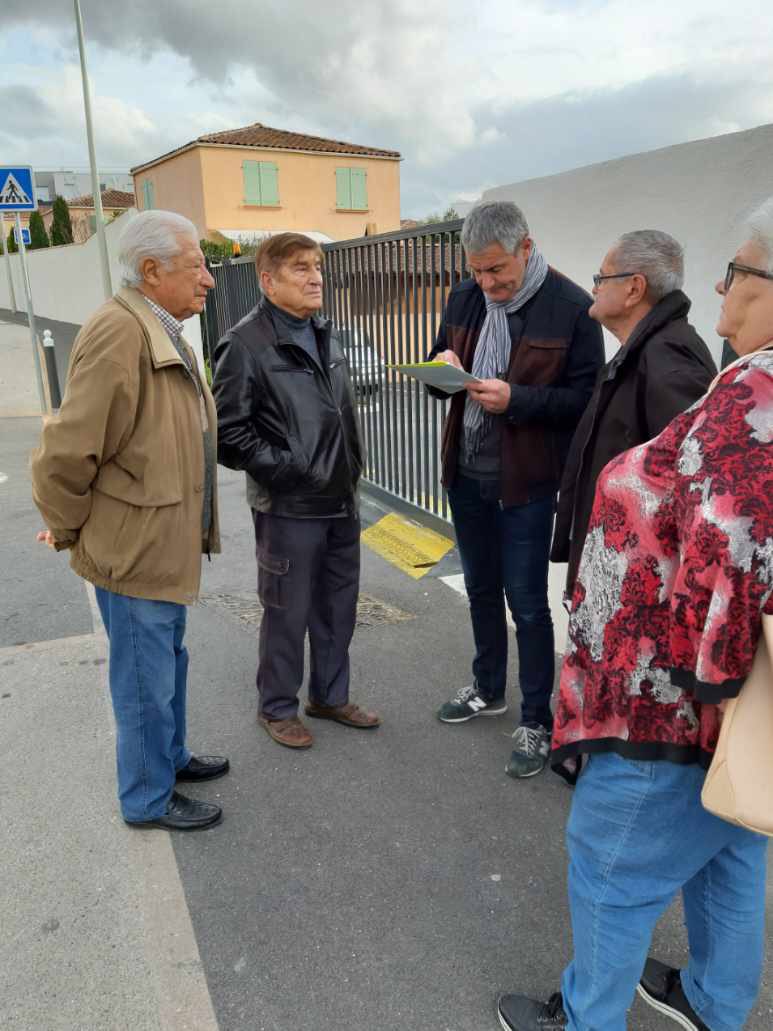 Inquiétude des riverains rue #PierreBagarri #13013 #securiteroutiere. Avec <a href="/G_Tranchida/">Geneviève Tranchida ☀️</a> <a href="/MASSEFLO13013/">MASSE FLORENCE</a> #CIQChato nous avions déjà fait mettre en place des passages piétons, aujourd’hui nous demandons à la Métropole des ralentisseurs afin de mieux les protéger