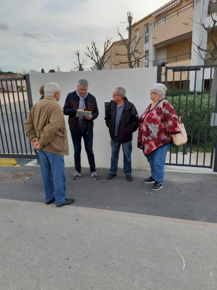 C_Masse13's tweet photo. Inquiétude des riverains rue #PierreBagarri #13013 #securiteroutiere. Avec @G_Tranchida @MASSEFLO13013 #CIQChato nous avions déjà fait mettre en place des passages piétons, aujourd’hui nous demandons à la Métropole des ralentisseurs afin de mieux les protéger https://t.co/anupQAtOg5