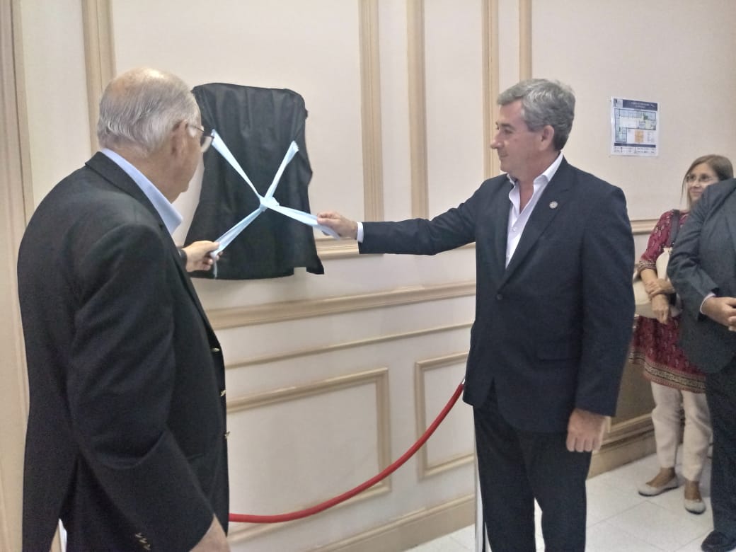 SindicatoDSalud's tweet photo. #AHORA al cumplirse 25 años de creada  Fundación Docencia y Investigación de @SanidadArg  @carlingrande  Presidente de la Fundación y Sec. Gral de @SanidadArg junto a @vascozubieta Sec. de Educación,         
Descubren un placa en el mismo https://t.co/yDKaRFodjD