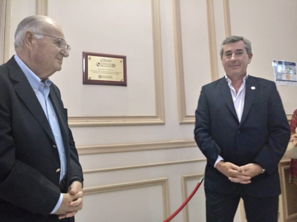 SindicatoDSalud's tweet photo. #AHORA al cumplirse 25 años de creada  Fundación Docencia y Investigación de @SanidadArg  @carlingrande  Presidente de la Fundación y Sec. Gral de @SanidadArg junto a @vascozubieta Sec. de Educación,         
Descubren un placa en el mismo https://t.co/yDKaRFodjD