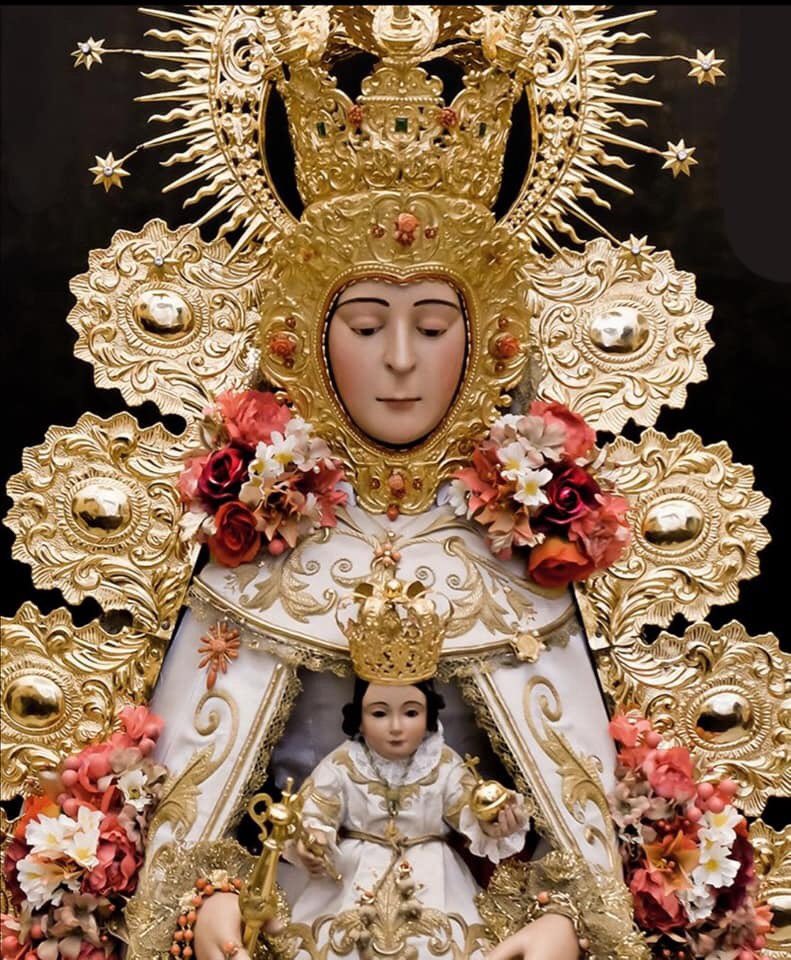 HdadRociodeSev's tweet photo. Así lucirá Ntra.Santísima Madre del Rocío en el Triduo de Navidad y procesión del 22 de diciembre. Engalanada por primera vez con corales en rostrillo, corona, rosario y broches. Corales de devoción y generosidad aportados por los hermanos. Ruega por nosotros Santa Madre De Dios https://t.co/FhlQHanunt