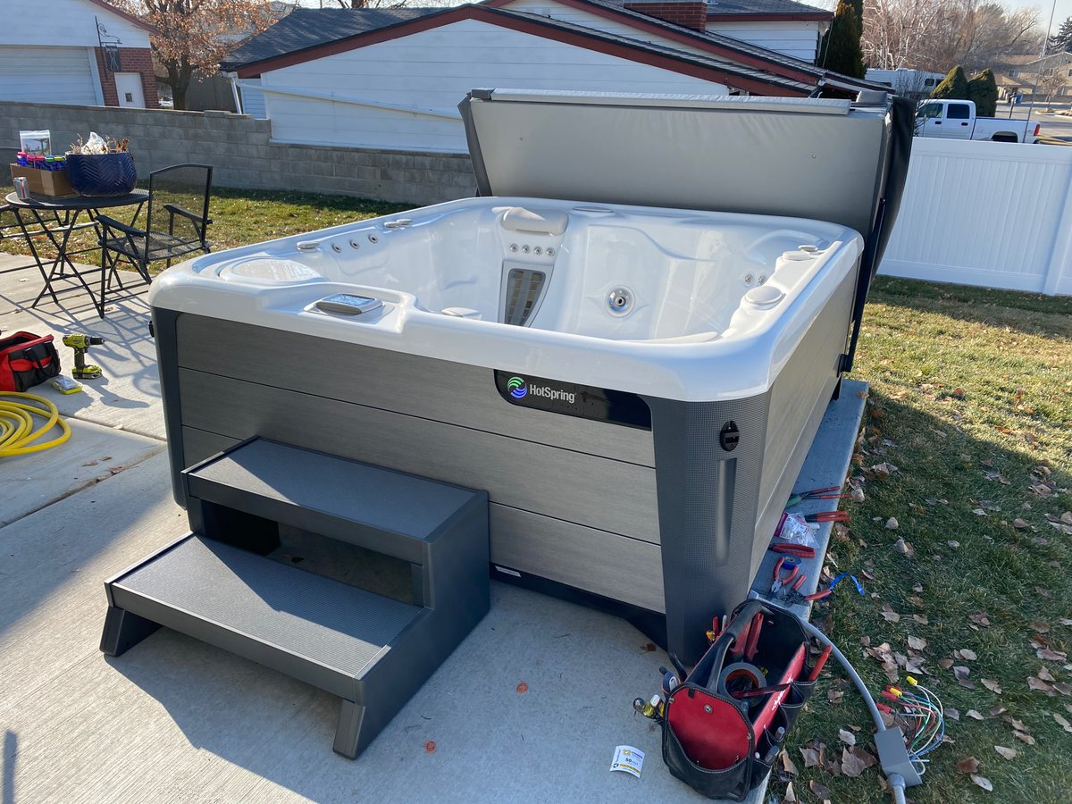 SpringUtah's tweet image. Santa arrived a little early today for Darren H. of Cottonwood Heights. There&apos;s still time for Santa to arrive at your house too. 🎁

@HotSpringSpas  #HotTub #HighlifeCollectionSpa #Sovereign #Santa #EarlyGift #Christmas