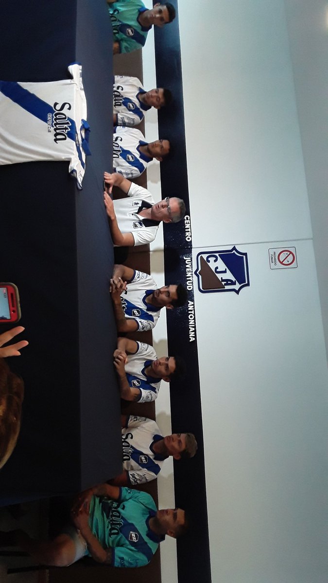 JugadaPreparad's tweet photo. #JuventudAntoniana | Inició la conferencia de prensa. De izquierda a derecha : Eduardo Flores,Carlos Churquina,Jesús Calderón,Martín Arce,Maximiliano Nuñez,Gonzalo Nazario y Hugo Acevedo. https://t.co/tyj5l9nQOv