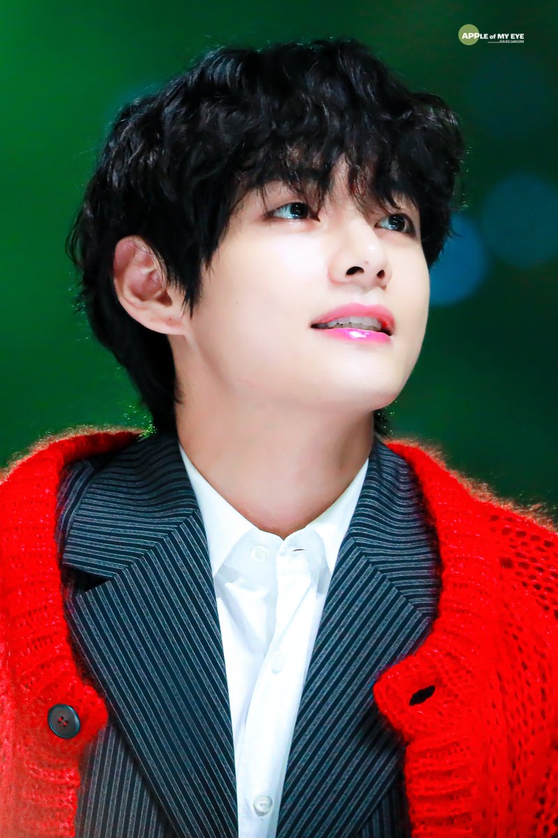 APPLE_V_KR's tweet photo. 191130  MMA 멜론뮤직어워드 HQ

#방탄소년단뷔 #MMA2019 
@BTS_twt

#BTSV #KimTaehyung #Taehyung #태형 #金泰亨 #テテ https://t.co/Plk1M9JKAX