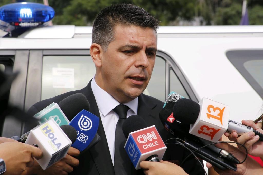 PDI_CHILE's tweet photo. Jefe de la Brigada de Ubicación de Personas #Briup, subprefecto Manuel Fuentes, se refirió al caso de 3 chilenos detenidos por la policía argentina, sobre quienes existía una denuncia por presunta desgracia desde el pasado martes. 
#86AñosInvestigando https://t.co/r9S7O1vori