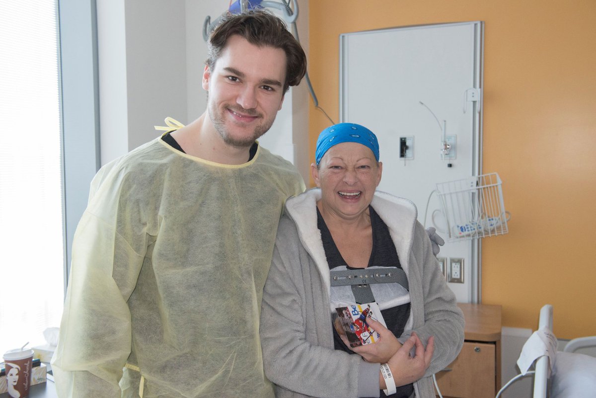 De beaux moments pour nos patient.e.s en compagnie de Jonathan Drouin des <a href="/CanadiensMTL/">x - Canadiens Montréal</a> et ambassadeur de la <a href="/FondationCHUM/">Fondation du CHUM</a>. Merci <a href="/jodrouin27/">Jonathan Drouin</a> de nous rappeler l'importance de donner généreusement #CHUM. Pour donner c’est ici bit.ly/2NnFsPP