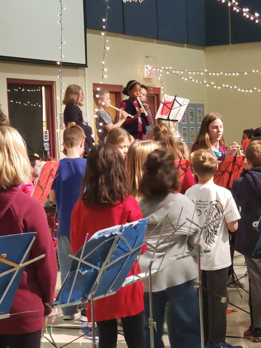 Heusner4L's tweet photo. What a great performance by 4th grade on their recorders today! Plus this student who goes all out like me during Christmas 🎄🎄#HeusnerPride https://t.co/rUtxyyi0UA
