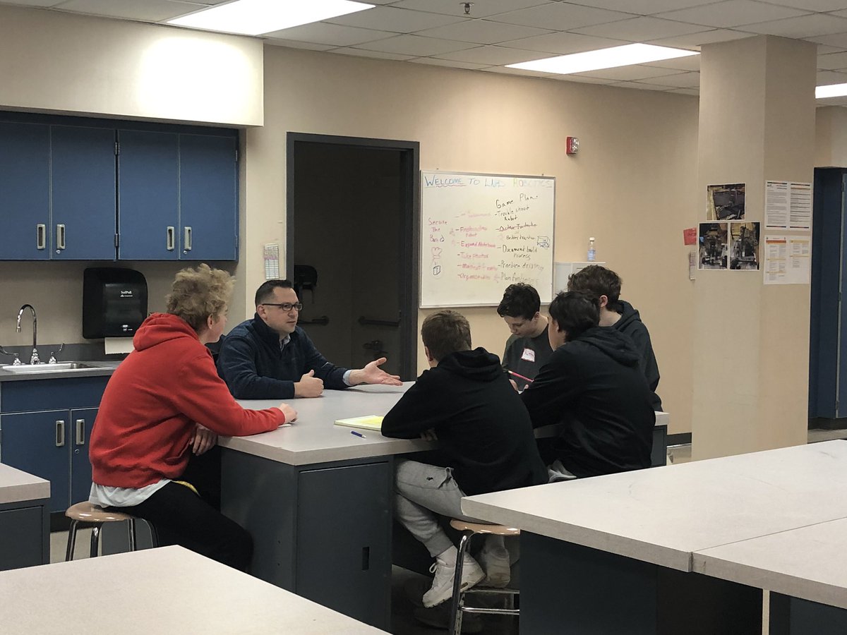 LNHS_STEM's tweet photo. @GeoDesign_LNHS students had their first of 5 mentoring sessions with professionals from the Lakeville community! Thank you @thorsonhomes, Hearthside Foods, @lakevillebrew, the Open Door, @CityOfLakeville and the Morgan Planning Group! https://t.co/SvVw4PwtbK