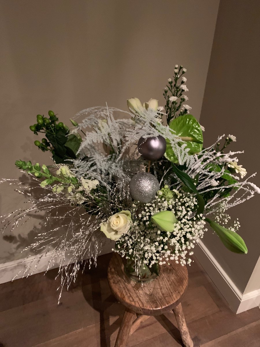 KimDaelmans's tweet photo. Prachtige bos bloemen van de directeuren van @DeCacaofabriek @speelhuis @MuseumHelmond @Bibliotheekhelmond @Kunstkwartier Bedankt voor de fijne samenwerking! #cultuurparticipatie #langlevecultuur #agefriendly https://t.co/B1NsMyUZ64