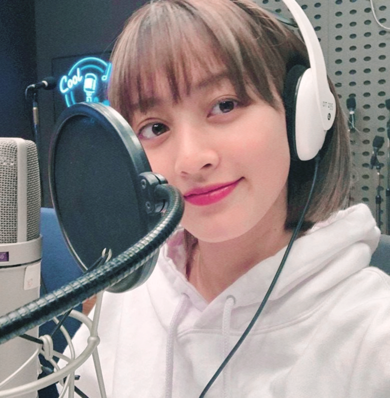 SYAETWINKLE's tweet photo. [#JIRAE]🐦

Is that time of the year and I hear the #4MASJINGLE 💛

Amo esta canción porque me pone en el mood navideño que todos deseamos y porque la reina Jirae tiene los mejores gustos. Stream for clear skin! Y muchos besos a Bunny-unnie. https://t.co/huSkFL3GoX