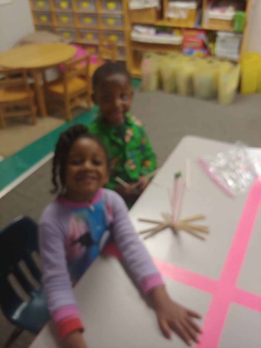 LoriWebber9's tweet photo. Stem challenge to create a free standing 5 cube or taller tree. #McCallSTEM #happiestschoolincobb @STEMcobb https://t.co/bNEvqCiBVr