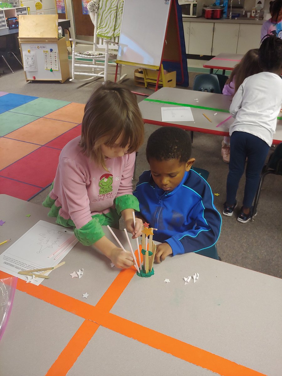 LoriWebber9's tweet photo. Stem challenge to create a free standing 5 cube or taller tree. #McCallSTEM #happiestschoolincobb @STEMcobb https://t.co/bNEvqCiBVr