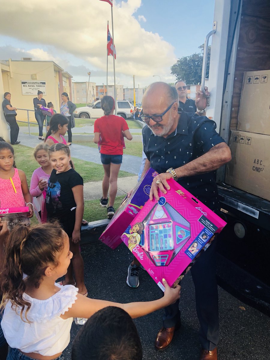 repjuniorperez's tweet photo. 🎄[NAVIDAD EN BAYAMÓN] Repartición de juguetes en el Residencial Fallin Torrance junto al Alcalde Ramon Luis Rivera #Distrito7 #Precinto10 https://t.co/aYwbO5Oubb