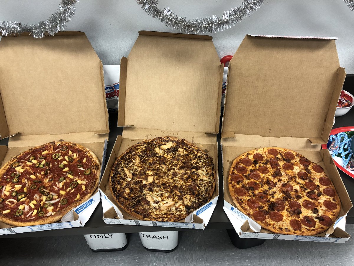 Daniel_Solernou's tweet photo. Pizza pot luck at Hammock Landing! 
#OneFLAHoliday #WeAppreciateYou 
@Homat96781912 @JoshuaL74277083 @chris_herget https://t.co/08TLMly7gb