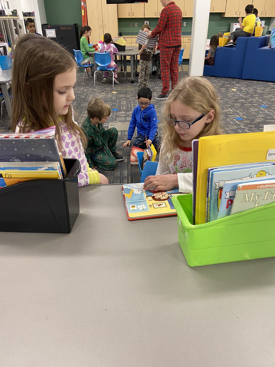 MrsStich2ndSGR's tweet photo. Our kindergarten buddies are fun! They like reading books just like us! #buddyfun @sgrspuds @MoorheadSchools https://t.co/l69BT4AOn6