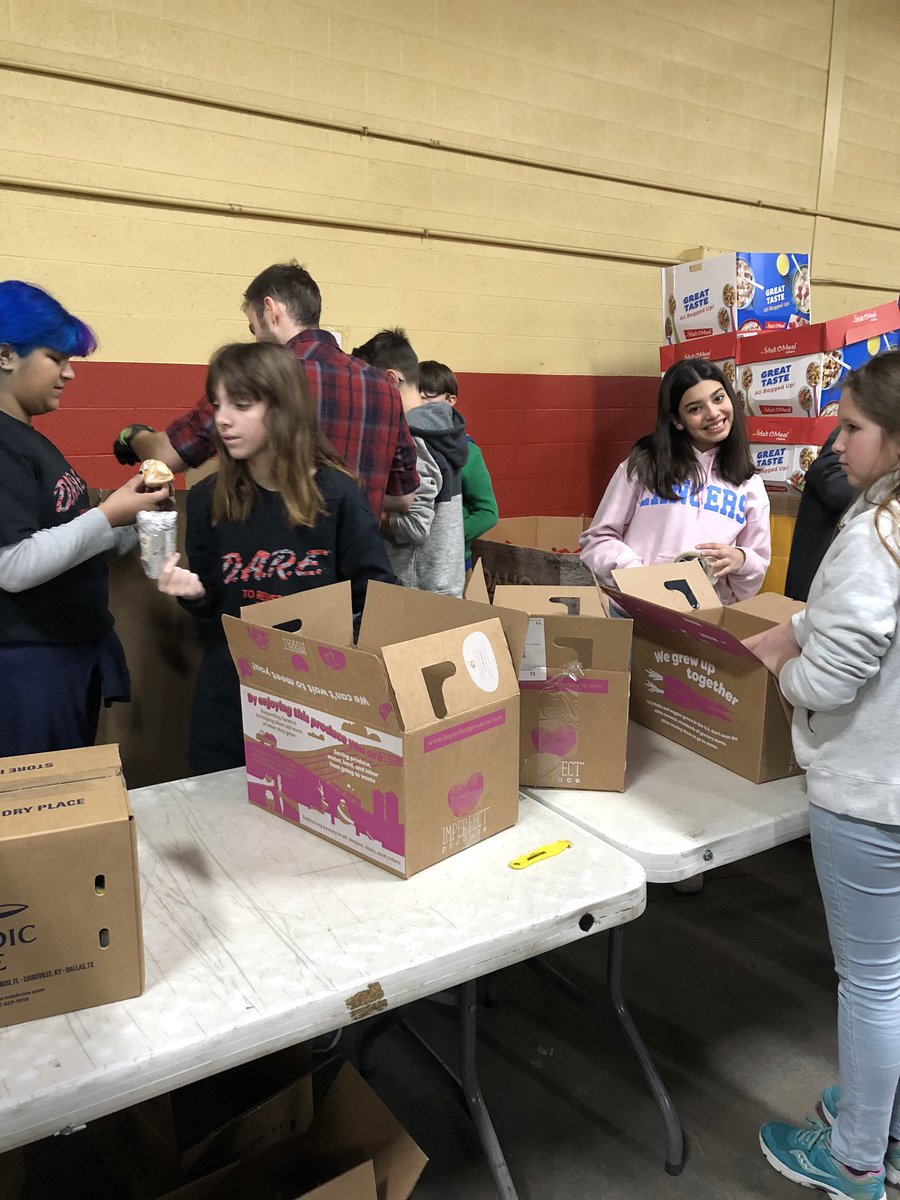 Helping our community @Harvesters as part of our celebration of learning in the DARE program!  6 pallets of food ready to help.  63 boxes will feed homeless in KC today! <a href="/Tomahawk_prin/">Tomahawk Elementary</a>