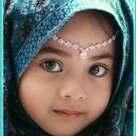 Yüreğimden fışkıran bir “ah” mıdır gözlerin
beni benden koparan “eyvah” mıdır gözlerin
Bu gözler, o aydınlık o güzel gözler değil
yoksa yalancı mıdır, günah mıdır gözlerin
ses midir, aynalarda çarpan kulaklarıma
kürdili hicazkar mı, segah mıdır gözlerin

Nurullah Genç