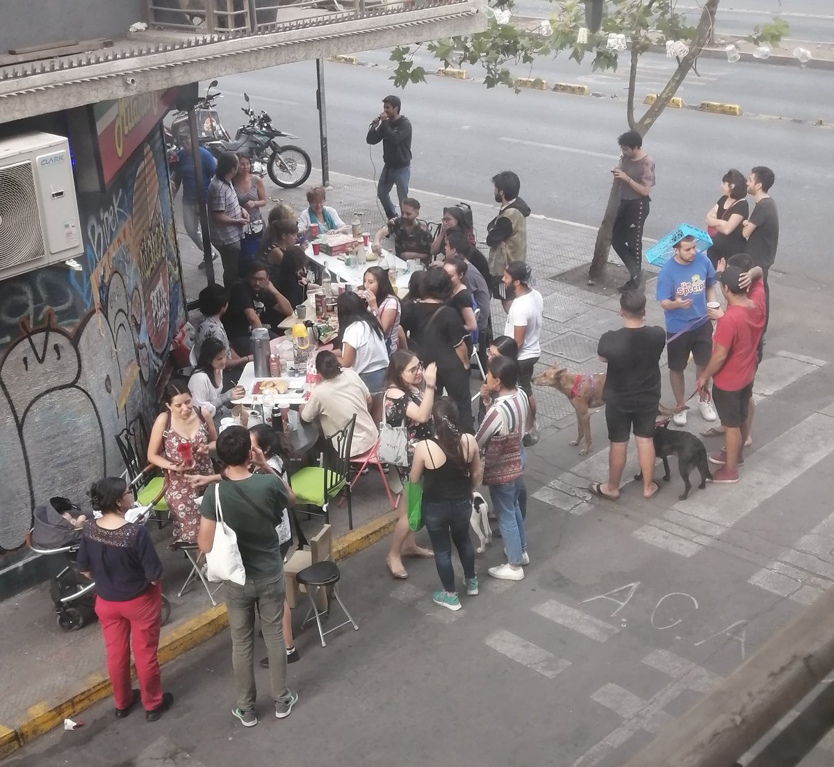 hernan_sr's tweet photo. Gracias a la inoperancia de la clase política y en especial a Piñera y su gabinete, hicieron que mis vecinos se unieran, ahora todos toman once en la calle, lo encuentro espectacular. 💪💪💪💪 https://t.co/LEdFLAUQUt