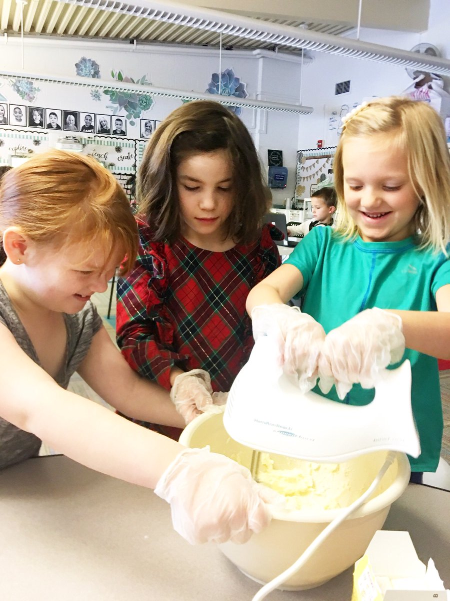 meggmoldsminds's tweet photo. Weβre BAKING memories & treasuring our moments together before winter break π
We enjoyed making cookies in preparation for tomorrowβs school wide service project!
#ServiceLearning #MemoryMoments #ItsWorthIt https://t.co/10biuOPnDl