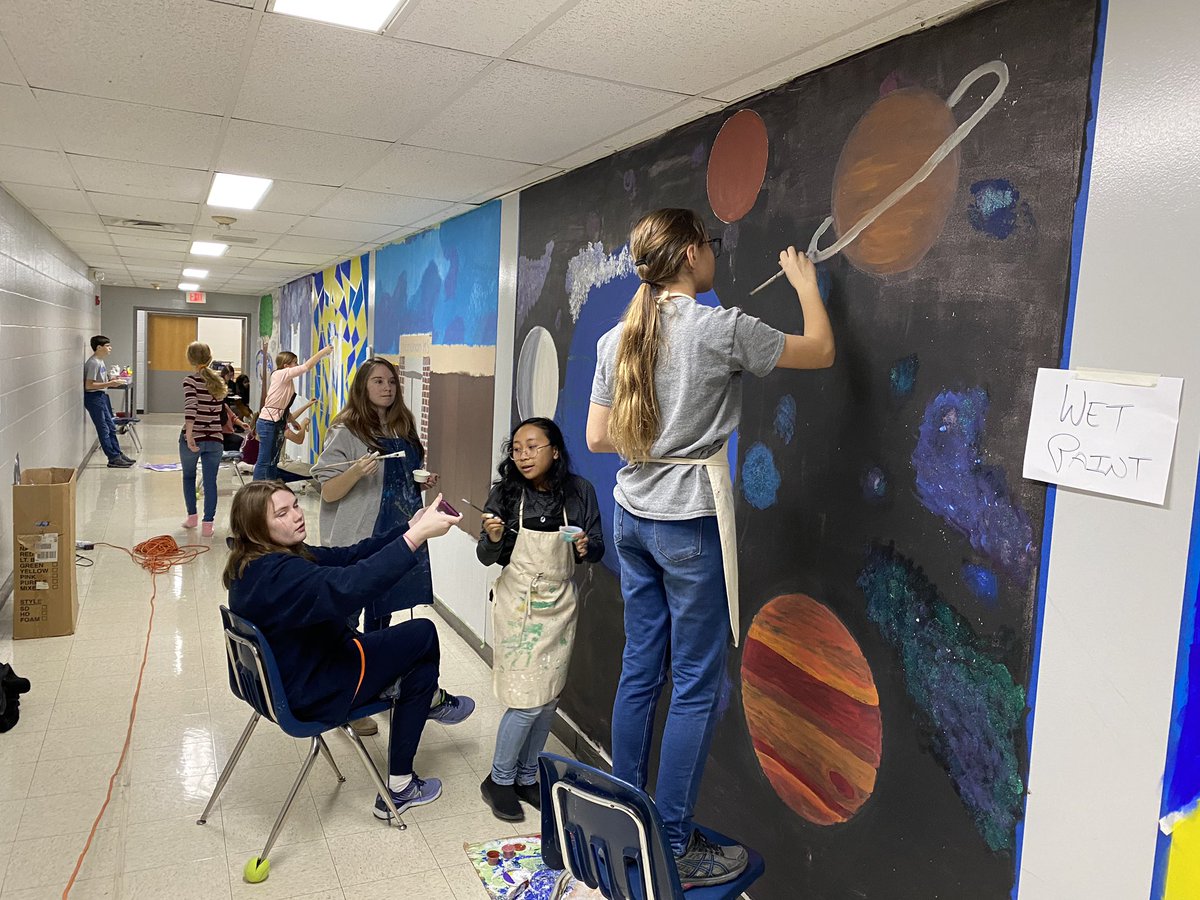 SMSwiz's tweet photo. Coding and foosball and murals?! You never know what #DecemberSessions will bring to STEMland ❤️ #i3STEMzeta #STEM @ShanahanMS (2/3) https://t.co/YkMqab3qmJ