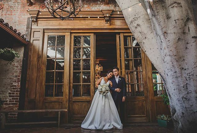 carondelethouse's tweet photo. Lean on me || Planner @m2meventsla | Venue @carondelethouse | Photo @innersong | Video @mokavisuals | Officiant @ericfschwartz | Catering @treslagroup @treslacatering | DJ @voxdjs | Florist @flowerallie | Rentals @arentalconnection | Cake @rockiiescakes https://t.co/cmYqW1jSPi