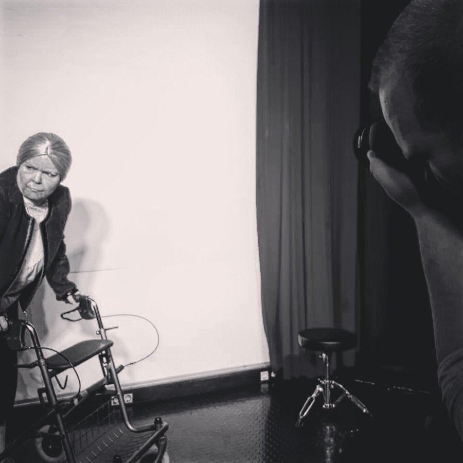 Heute war Fotoshooting. Das ist immer ein sicheres Zeichen dafür, dass wir uns auf die Zielgerade zubewegen. 37 Ansichtskarten von Michael McKeever. Premiere ist schon im Februar. | theater-minus.de