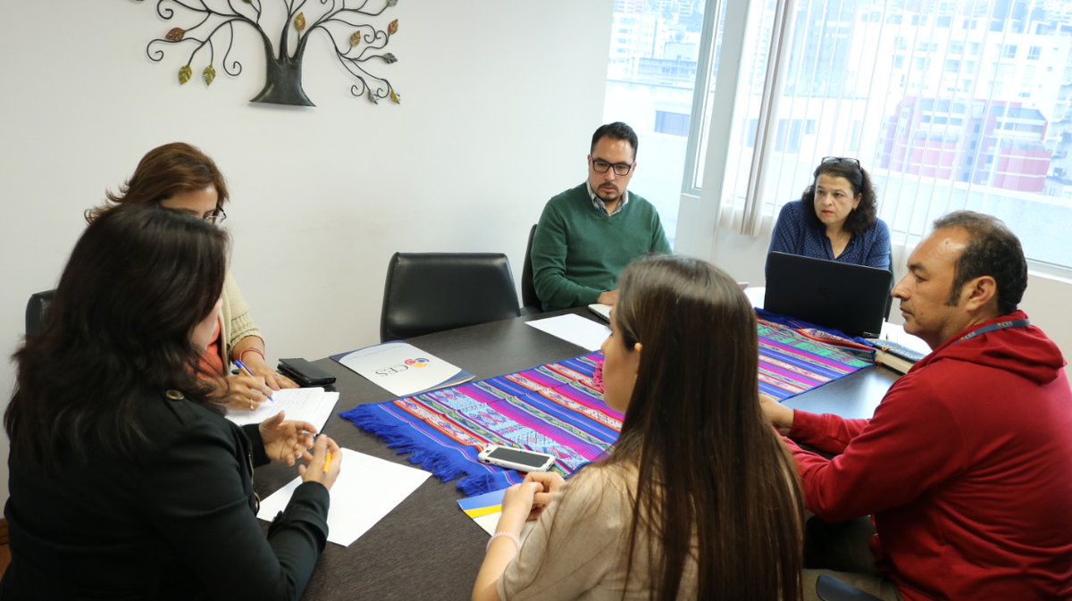 ces_ec's tweet photo. 📍Catalina Vélez, presidenta del Consejo de Educación Superior, se reúne con representantes de Colegios y Organizaciones de Nutricionistas Dietistas del Ecuador (CONUDEC), para dialogar sobre la oferta de programas y cursos de educación continua en Nutrición y Dietética. https://t.co/lQPbiN8qLi