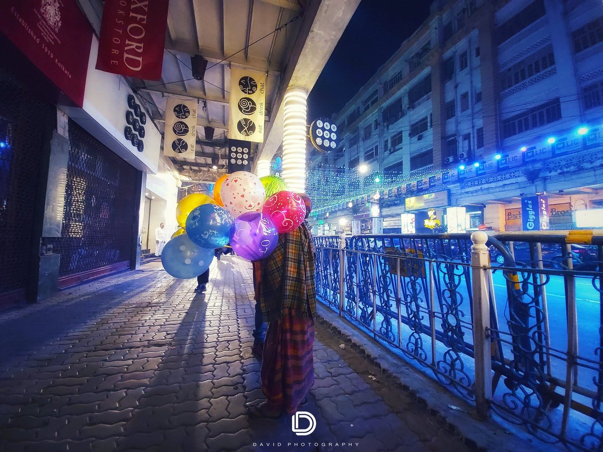 Christmas Season 🎅

©DAVID Photography
ᴬᶰʸ ᵘᶰᵃᵘᵗʰᵒʳᶦᶻᵉᵈ ʳᵉᵖʳᵒᵈᵘᶜᵗᶦᵒᶰ ᶦˢ ˢᵗʳᶦᶜᵗᶫʸ ᵖʳᵒʰᶦᵇᶦᵗᵉᵈ

#streetphotographykolkata #coloursofindia #yourclicks_india #kolkatagram #reallife #light #balon #shotonsamsunga70 #lovelyframe #Christmasvibes
