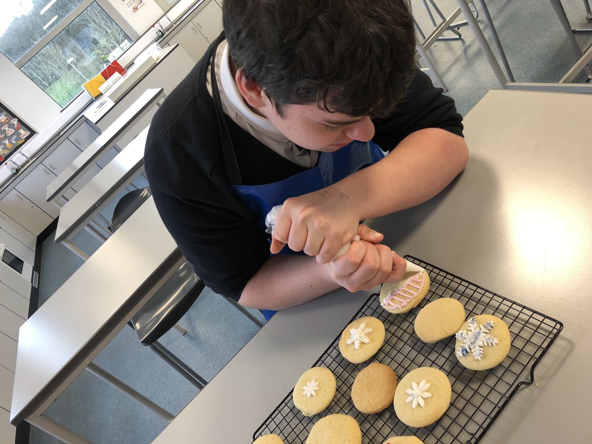 HomeEcDept's tweet photo. Christmas cookies! 🍪🎄 Beautiful piping and decoration work year 10! https://t.co/aFGkhCT9Ma