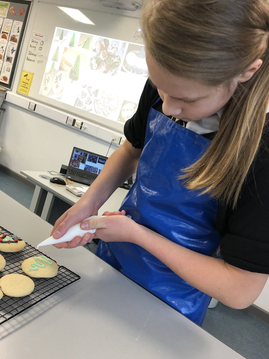 HomeEcDept's tweet photo. Christmas cookies! 🍪🎄 Beautiful piping and decoration work year 10! https://t.co/aFGkhCT9Ma