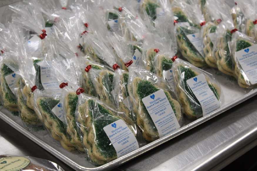 HParkLandmark's tweet photo. Teachers and students at @nwhuskies were in the giving spirit when they stopped by the @MisBakery to help bake "thousands" of cookies.
https://t.co/Eg84dIkIio https://t.co/eK2Sz9IswK