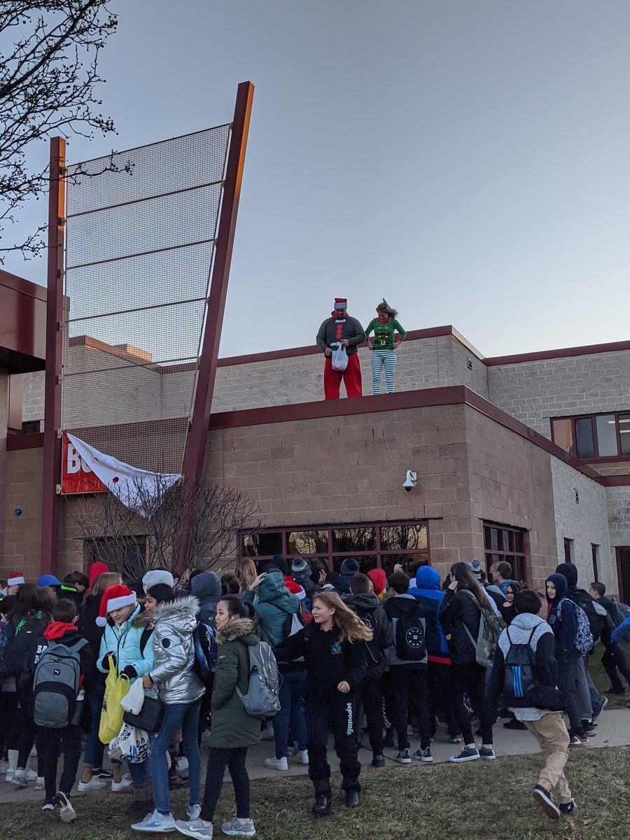 MissGianni27's tweet photo. Santa's 🎅 little helpers treating the students as they were arriving this morning! @MrsSmithROBMS @ROBMSathletics #bulldogway #brackmanbulldogs🖤❤️ https://t.co/jz99bhxQuD