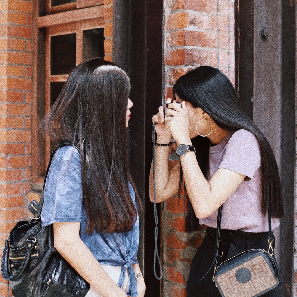 fhaarraariiii's tweet photo. ข้อดีของการมีแฝด 
- มีเพื่อนเล่นตั้งแต่เกิด
- ตัวติดกันเกือบตลดเวลา ไปไหนก็ไปด้วยกัน (ยกเว้นตอนคิดแฟนหรือไปกับแฟนใครแฟนมัน )
- รู้สึกมีเพื่อนสนิทที่คุยได้ทุกเรื่องจริงๆ
- มีมันไม่เคยเหงาเลย มีแต่รำคาญ

#พกไว้ดีมีไว้คุ้ม https://t.co/HbCsjJrb3n