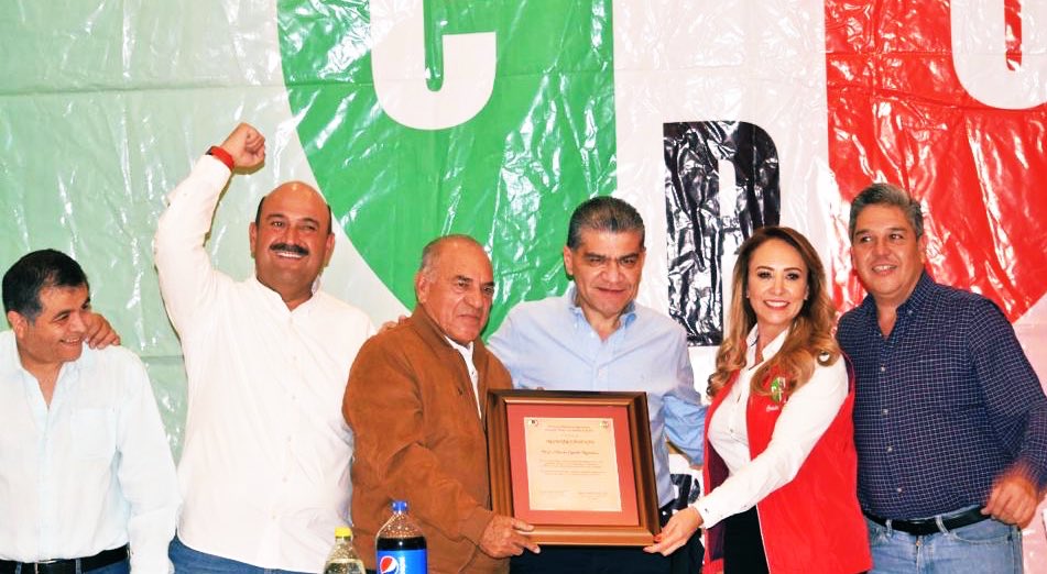 CristinaRuiz_S's tweet photo. En este acto, a nombre de la @CNOPNacional  entregamos un merecido reconocimiento al Prof. @MarioCepedaRmz , incansable luchador social y cenopista de larga trayectoria. ¡Enhorabuena y que se siga fortaleciendo su gran vocación y corazón popular en beneficio de la gente! https://t.co/8JvAAhoZPk