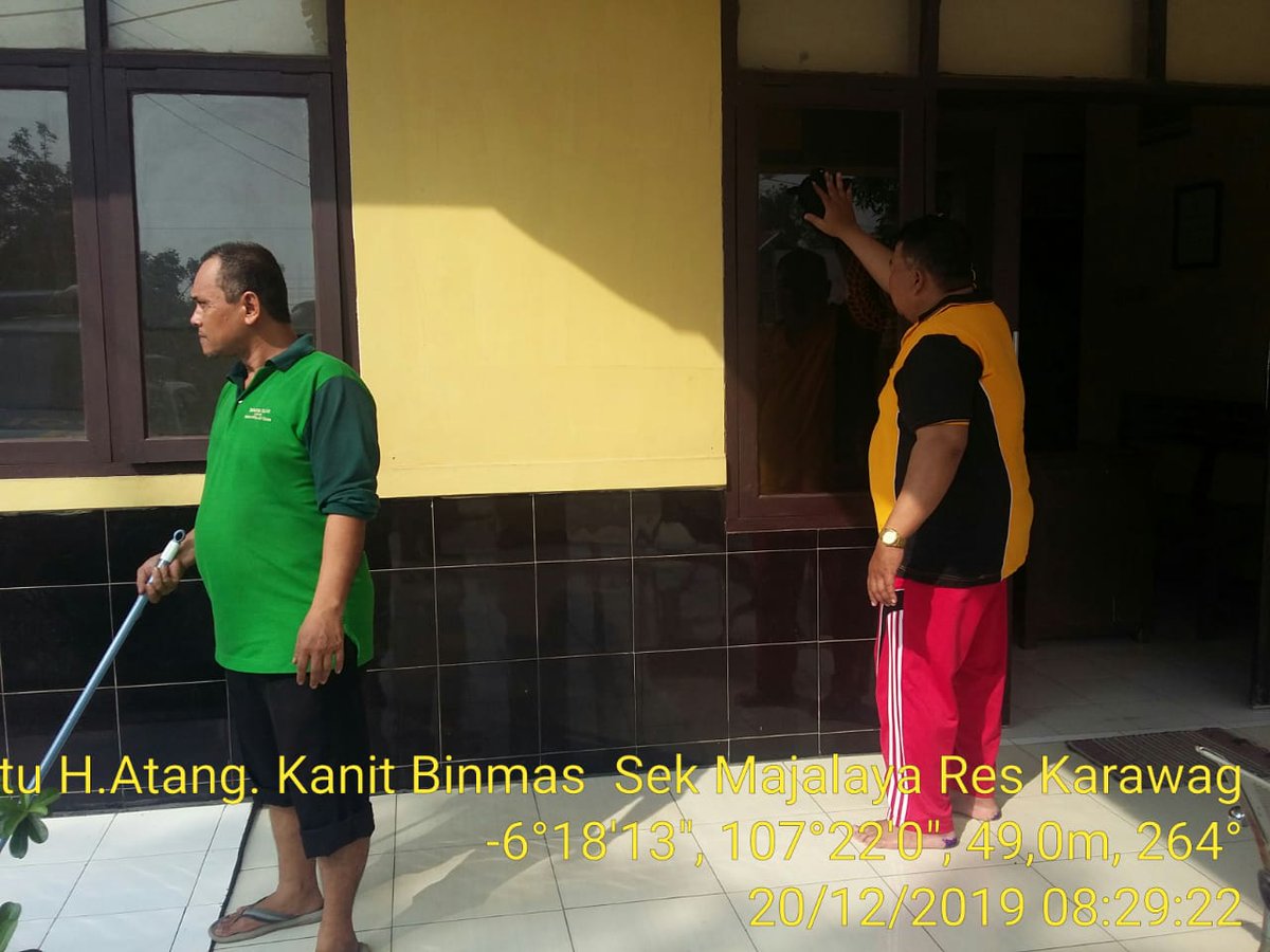 Jumsih ( jum'at bersih ) yang di lakukan anggota kepolisian sektor majalaya setelah melaksanakan olahraga pagi adapun bersih bersih di laksanakn di sarana ibadah dan kantor polsek majalaya kegiatan tersebut untuk menciptakan hidup sehat.
#humasreskrw