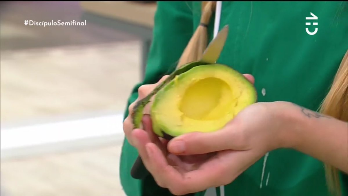 naproxenoo's tweet photo. ASÍ SE PELA UNA PALTA CTM, APRENDE GANADORA DE MASTER CHEF SI ESTAS VIENDO ESTO #DiscipuloSEMIFINAL https://t.co/hOWHpxa6tp