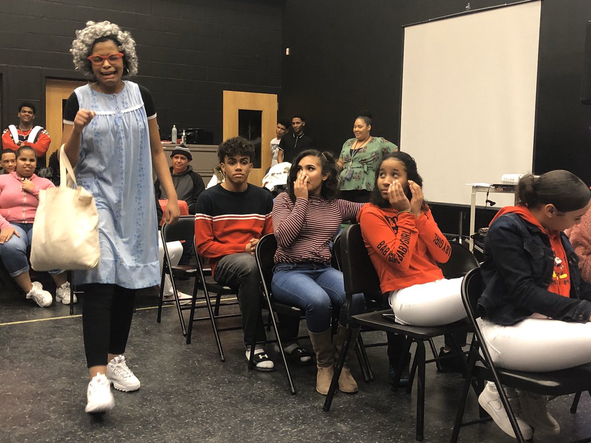 ENLACE_Lawrence's tweet photo. Another amazing Storytellers’ Cafe in the books! Congratulations to all performers - thank you for sharing your stories and talents with our community! ¡Feliz navidad y próspero año nuevo!🎄🎅🏼☃️❄️ https://t.co/qMJJOxqioG