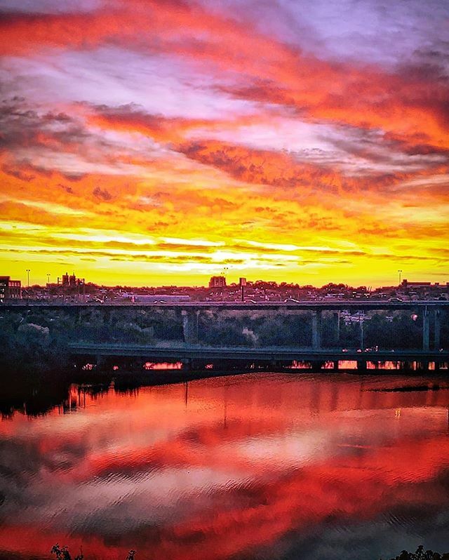 '...I'm speeding up and this is the Red, orange, yellow flicker beat sparking up my heart...'
#flicker #lorde °
°
°
°
°

From October

#sunrise #reflection #reflectionphotography #cityviews #sky_captures #world_bestsky #urbansunrise #colorfulsunrise #bal… bit.ly/2ZeQnSs