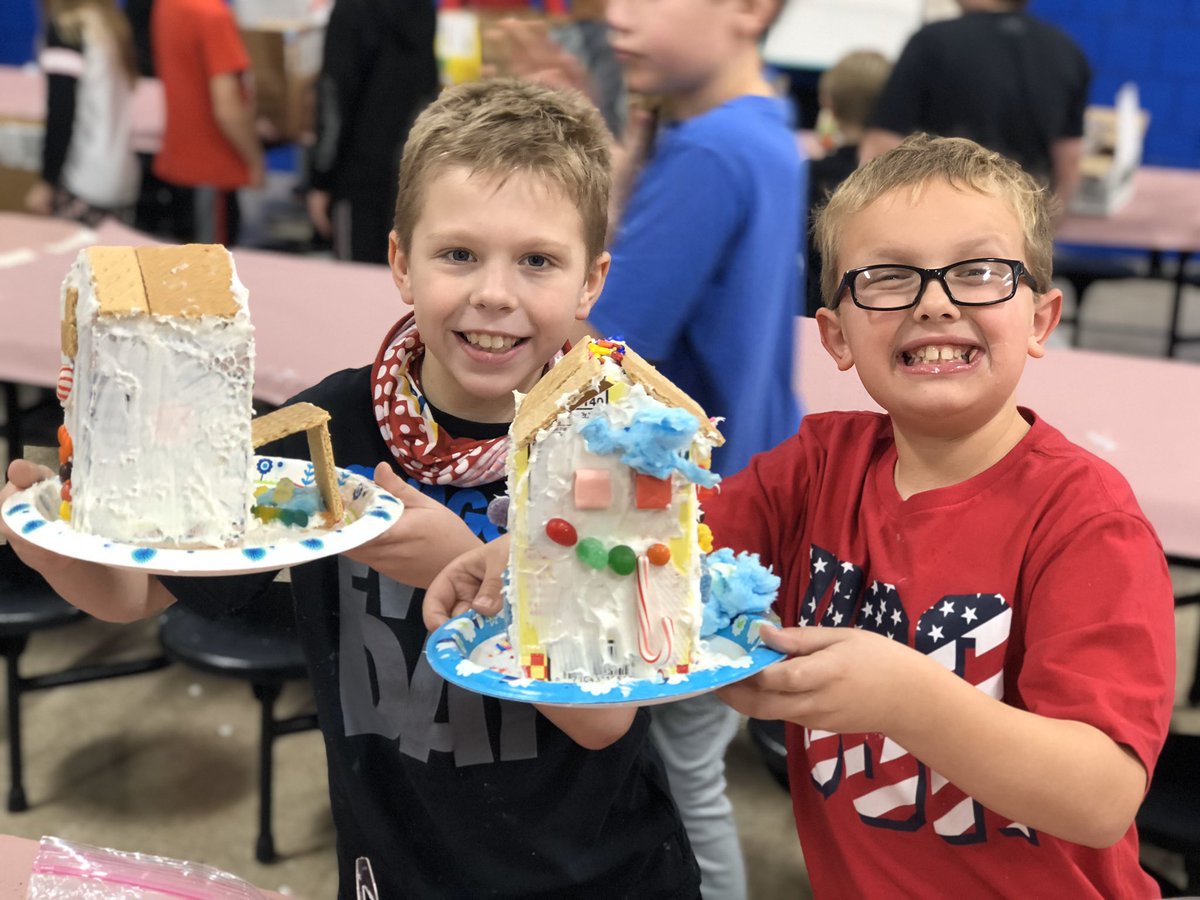 MissWanninger's tweet photo. gingerbread house day! #AndersonJays https://t.co/VA7E9fhTCo