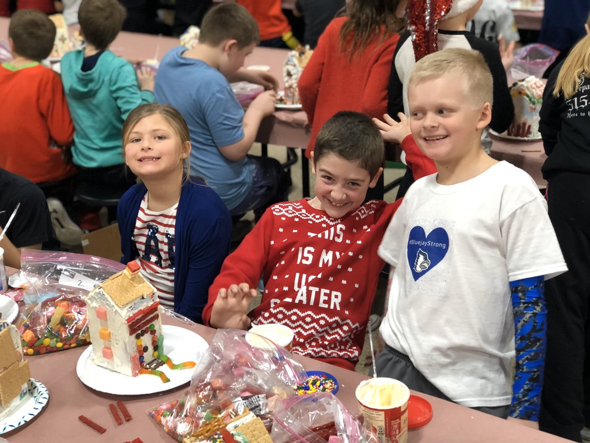 MissWanninger's tweet photo. gingerbread house day! #AndersonJays https://t.co/VA7E9fhTCo