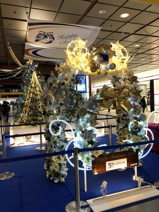 久しぶりに駅に来たら撮影スポットが出来ていた。
北陸新幹線のつぶらな瞳。 