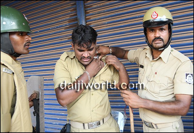 Urban_Chanakya's tweet photo. #supportmangalorepolice @compolmlr @ShefVaidya
Thank you for your service sir.
Pls book the protestors.
The images @srivatsayb @LavanyaBallal @AiyshwaryaM wont share - how they pelt the police!!!
Pls RT this... This is the #jihadiprotest of #Mangalore
#mangaloreprotest https://t.co/wiftMJxHS1