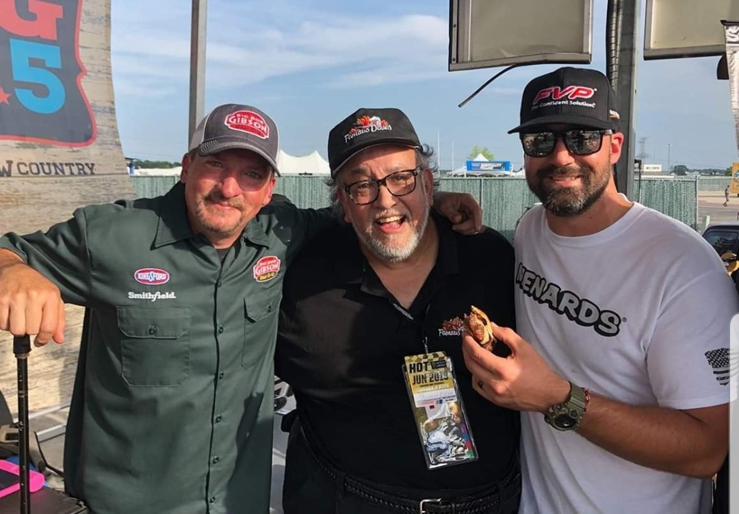 bbqsmokedown's tweet photo. GR8 2019 @BBQSmokeDown @ChicagolndSpdwy #moment! #NASCAR Driver #BBQ #Burger Challenge #WINNING Burger team #BBQ #HallofFamer @ChrisLillyBBQ & @NASCAR #Driver Paul Menard MADE w/ @FamousDaves #Seasonings!! pic #ChrisLilly #PaulMenard & #FamousDave #DaveAnderson @americasribking https://t.co/WCRf3ZjpTL
