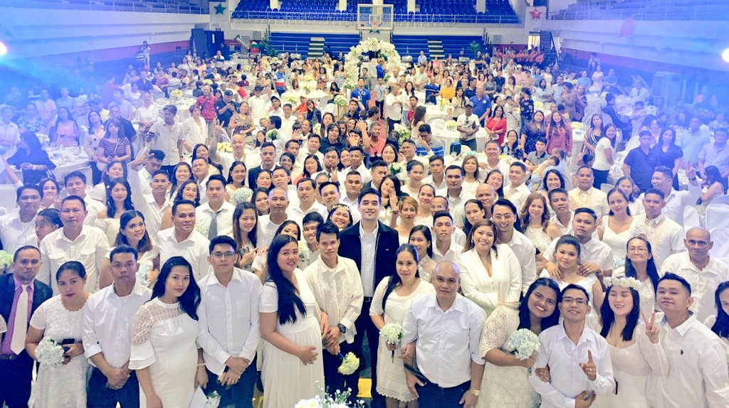 VicoSotto's tweet photo. Kasalang Bayan.

Congratulations and Best Wishes to the 50 couples who were married this morning. This was my first time officiating a wedding.

(Ang magtanong ng, "eh ikaw kailan ka ikakasal?" magmumulta ng 500 pesos) https://t.co/84bWADjXug