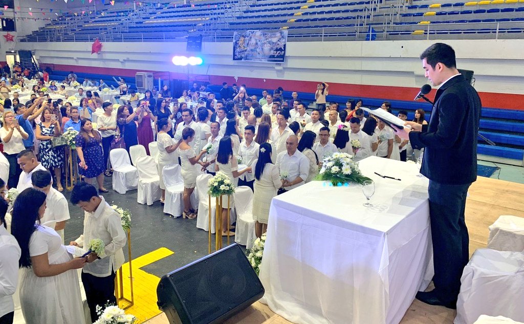 VicoSotto's tweet photo. Kasalang Bayan.

Congratulations and Best Wishes to the 50 couples who were married this morning. This was my first time officiating a wedding.

(Ang magtanong ng, "eh ikaw kailan ka ikakasal?" magmumulta ng 500 pesos) https://t.co/84bWADjXug