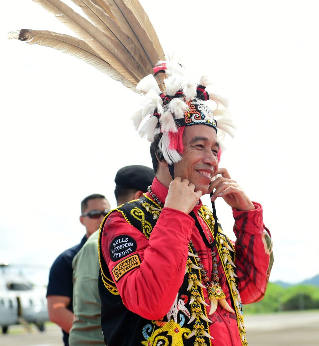 jokowi's tweet photo. Pertama kali ke Kabupaten Malinau, Kalimantan Utara, saya menerima pakaian dan topi adat Dayak Kenyah dari tetua beserta 11 ketua suku yang menyambut saya, kemarin.

Rompi hitam berhiaskan manik-manik rasanya begitu pas untuk saya kenakan. 

Terima kasih 🙏 https://t.co/TjJdX8PQSL