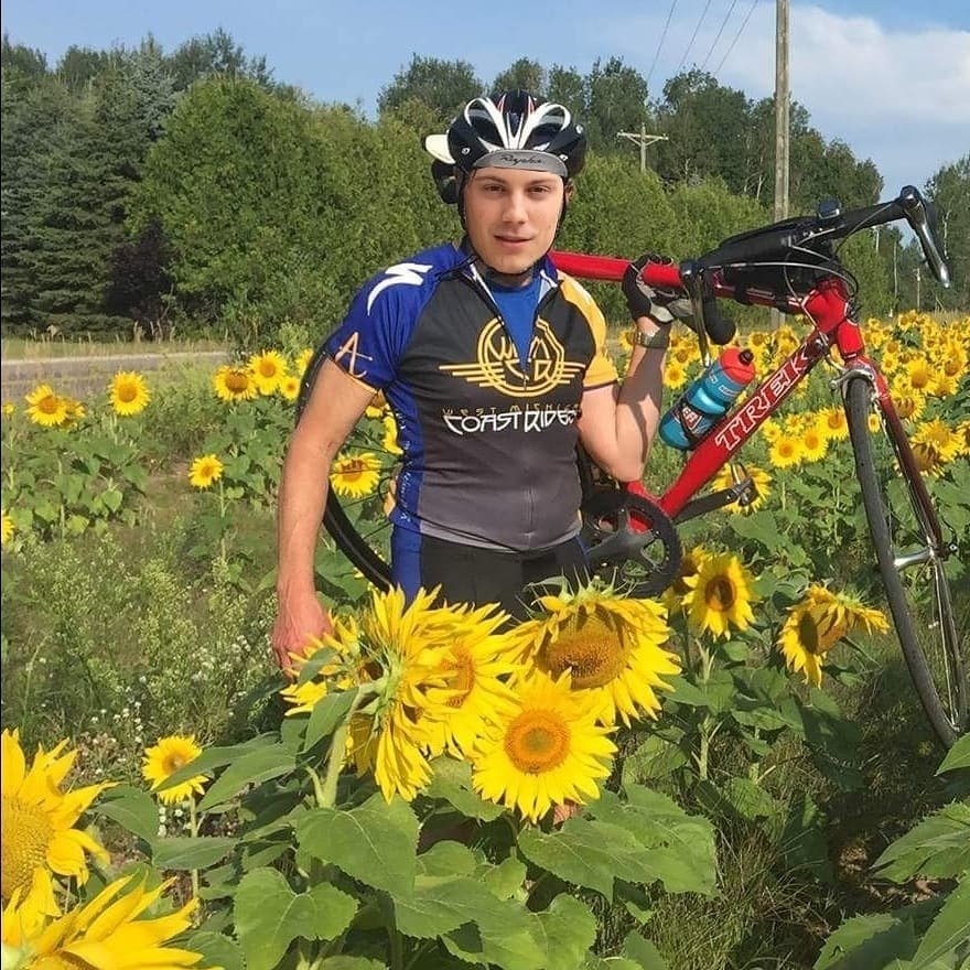 bornsmusicabie's tweet photo. BØRNS photo by @meg.meyer 🌻🚲 #mahoganysession
#børns #borns @bornsmusic
😍🌻🌸 https://t.co/vO5VrmKsN5